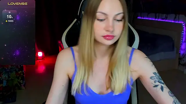 Snapshot of BiMolly chatting on 10-23-25, 09:35 BiMolly online show from 10-23-25, 09:35