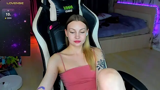 Snapshot of BiMolly chatting on 11-08-25, 08:07 BiMolly online show from 11-08-25, 08:07