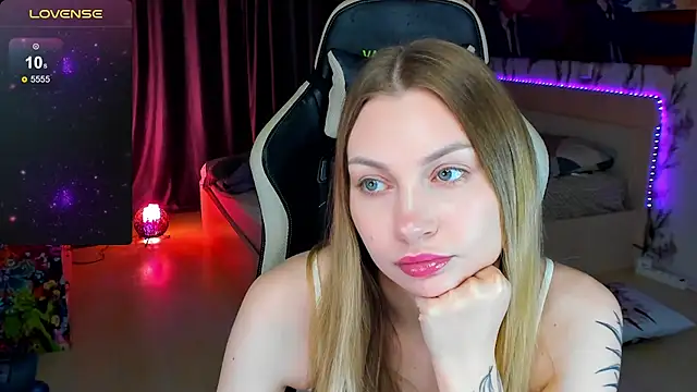 Snapshot of BiMolly chatting on 11-15-25, 03:19 BiMolly online show from 11-15-25, 03:19