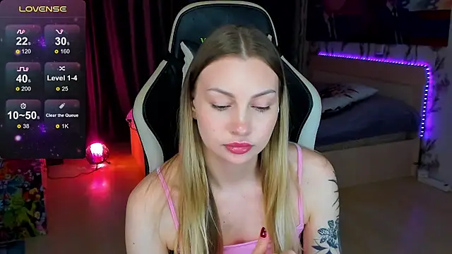 Snapshot of BiMolly chatting on 11-19-25, 06:30 BiMolly online show from 11-19-25, 06:30