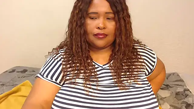 Snapshot of zandile chatting on 12-19-24, 03:29 zandile online show from 12-19-24, 03:29