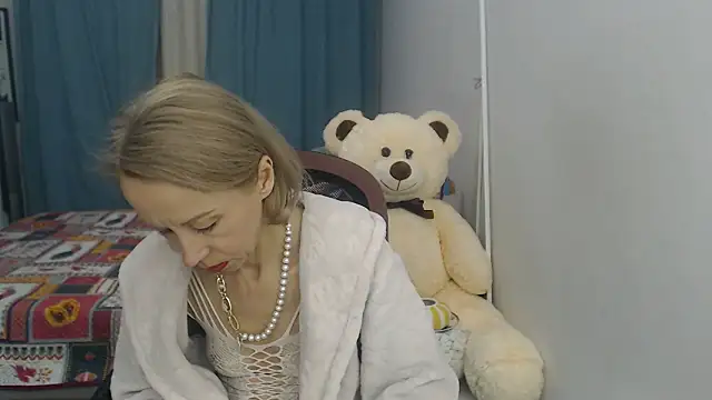 Snapshot of LuxuryNika chatting on 12-19-24, 06:12 LuxuryNika online show from 12-19-24, 06:12