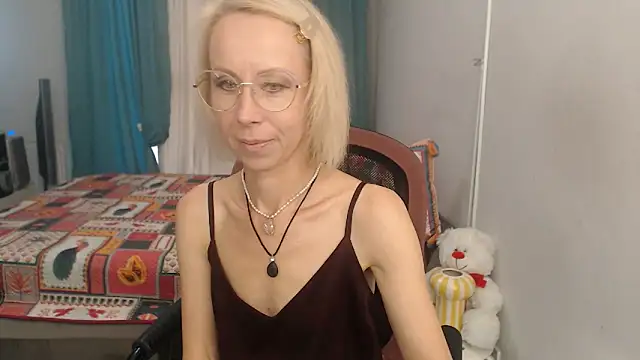 Snapshot of LuxuryNika chatting on 09-16-25, 02:40 LuxuryNika online show from 09-16-25, 02:40