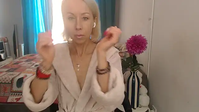 Snapshot of LuxuryNika chatting on 09-22-25, 10:06 LuxuryNika online show from 09-22-25, 10:06