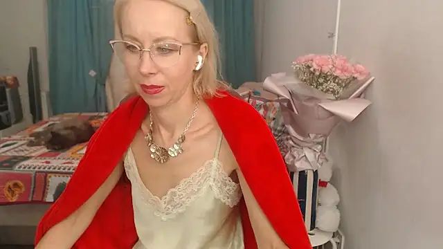 Snapshot of LuxuryNika chatting on 10-10-25, 02:27 LuxuryNika online show from 10-10-25, 02:27