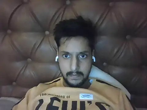 Snapshot of dhruv9413 chatting on 12-02-25, 08:04 dhruv9413 online show from 12-02-25, 08:04