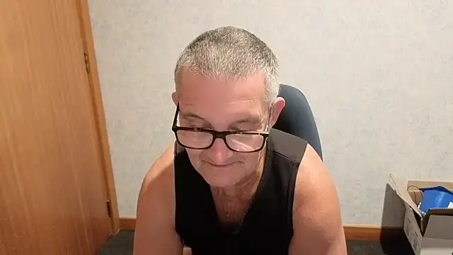 Snapshot of bigballnz chatting on 12-17-25, 09:37 bigballnz online show from 12-17-25, 09:37