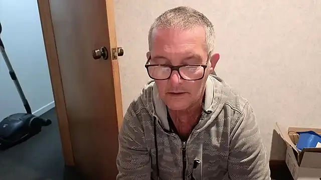 Snapshot of bigballnz chatting on 12-18-25, 09:15 bigballnz online show from 12-18-25, 09:15