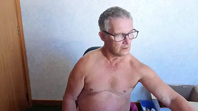 Snapshot of bigballnz chatting on 03-11-26, 12:38 bigballnz online show from 03-11-26, 12:38