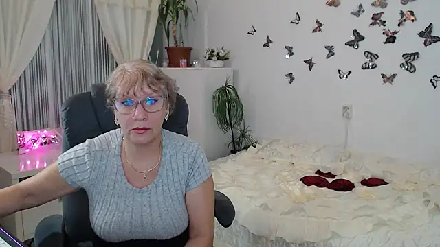 Snapshot of Ghertrude52 chatting on 10-13-25, 03:28 Ghertrude52 online show from 10-13-25, 03:28