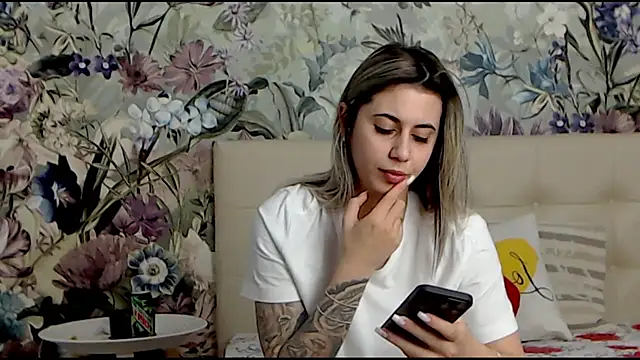 Snapshot of RoseDiamond06 chatting on 01-24-25, 04:39 RoseDiamond06 online show from 01-24-25, 04:39