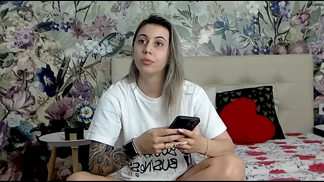 Snapshot of RoseDiamond06 chatting on 01-29-25, 06:28 RoseDiamond06 online show from 01-29-25, 06:28