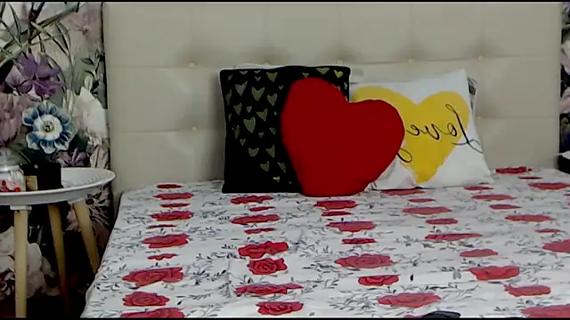 Snapshot of RoseDiamond06 chatting on 01-31-25, 07:08 RoseDiamond06 online show from 01-31-25, 07:08