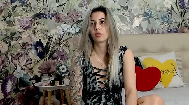 Snapshot of RoseDiamond06 chatting on 02-05-25, 02:05 RoseDiamond06 online show from 02-05-25, 02:05