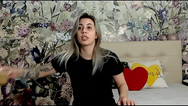 Snapshot of RoseDiamond06 chatting on 02-11-25, 12:37 RoseDiamond06 online show from 02-11-25, 12:37