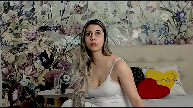 Snapshot of RoseDiamond06 chatting on 02-12-25, 04:11 RoseDiamond06 online show from 02-12-25, 04:11