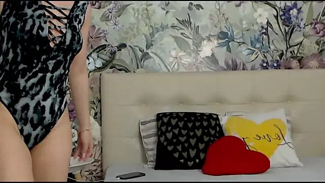 Snapshot of RoseDiamond06 chatting on 02-13-25, 01:59 RoseDiamond06 online show from 02-13-25, 01:59