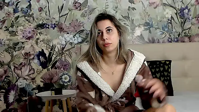 Snapshot of RoseDiamond06 chatting on 03-15-25, 10:46 RoseDiamond06 online show from 03-15-25, 10:46