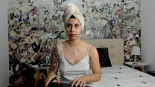 Snapshot of RoseDiamond06 chatting on 10-01-25, 10:32 RoseDiamond06 online show from 10-01-25, 10:32