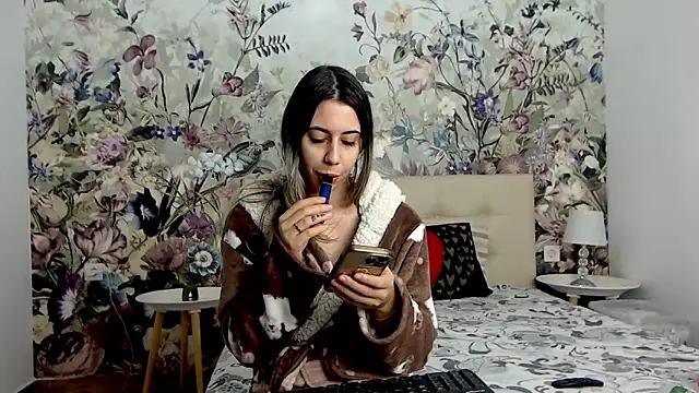 Snapshot of RoseDiamond06 chatting on 10-15-25, 03:45 RoseDiamond06 online show from 10-15-25, 03:45