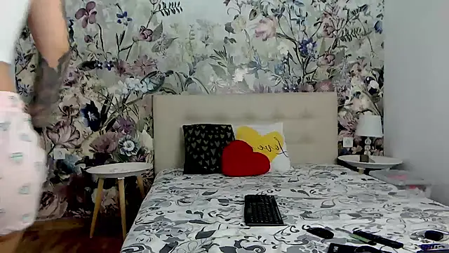 Snapshot of RoseDiamond06 chatting on 10-25-25, 06:46 RoseDiamond06 online show from 10-25-25, 06:46