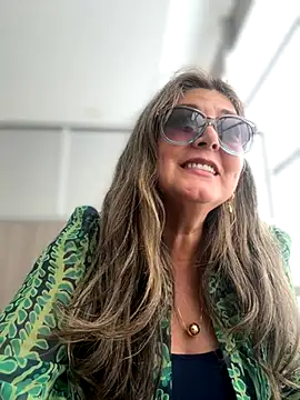 Snapshot of emma_tour chatting on 10-28-25, 04:09 emma tour online show from 10-28-25, 04:09