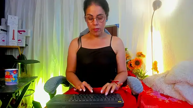 Snapshot of girasol_walton chatting on 05-18-26, 02:45 girasol walton online show from 05-18-26, 02:45
