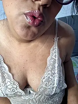 Snapshot of ZaidaWet chatting on 11-29-25, 11:46 ZaidaWet online show from 11-29-25, 11:46