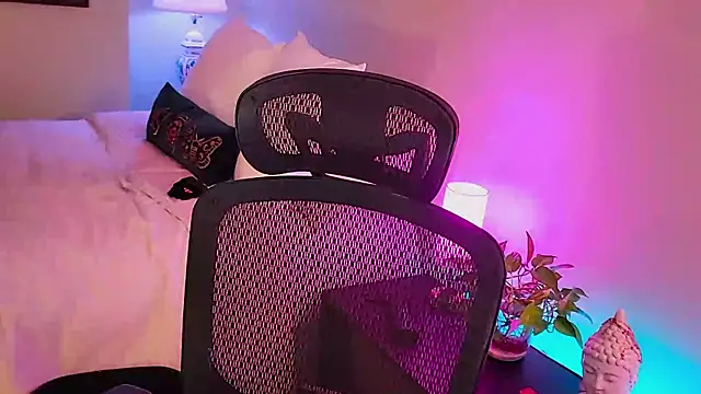 Snapshot of Wonderful_Woman chatting on 10-22-25, 04:02 Wonderful Woman online show from 10-22-25, 04:02