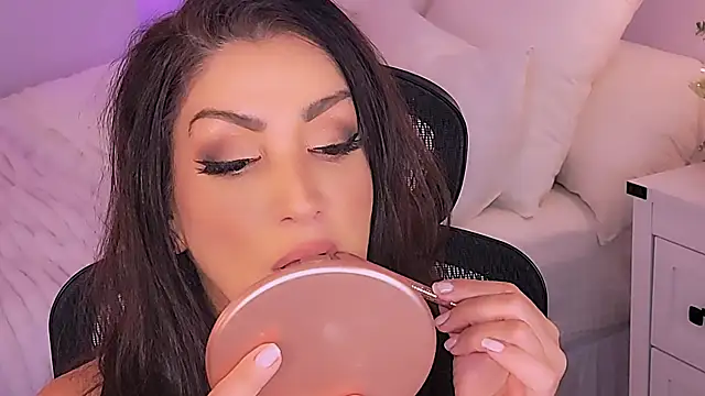 Wonderful Woman online show from 12-20-25, 03:02