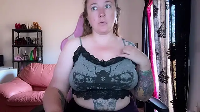 Snapshot of kisicaxx chatting on 09-22-25, 05:42 kisicaxx online show from 09-22-25, 05:42