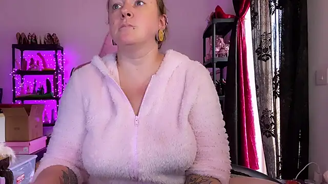 kisicaxx online show from 11-17-25, 01:50