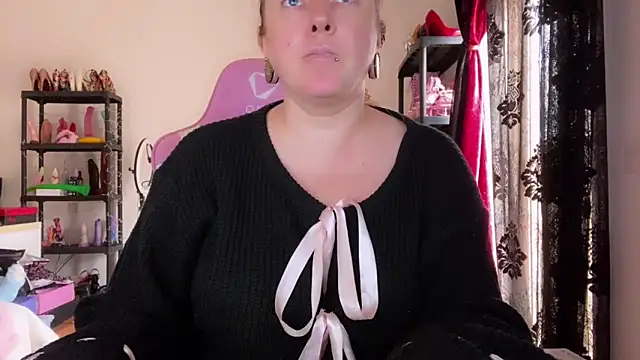 Snapshot of kisicaxx chatting on 12-19-25, 11:39 kisicaxx online show from 12-19-25, 11:39