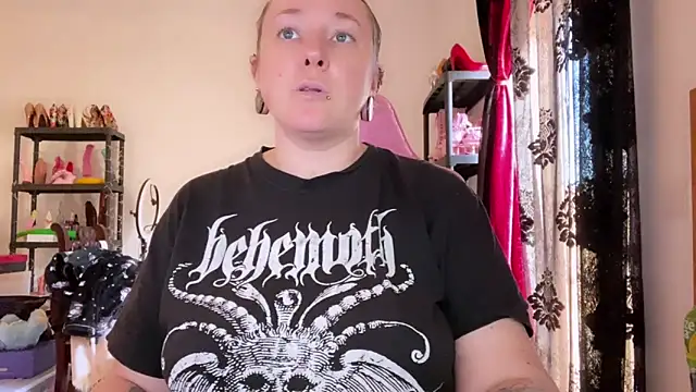 Snapshot of kisicaxx chatting on 12-22-25, 12:46 kisicaxx online show from 12-22-25, 12:46