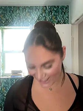 Snapshot of lovely_beast chatting on 10-23-25, 04:17 lovely beast online show from 10-23-25, 04:17