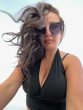 Snapshot of itsCassie chatting on 10-15-25, 03:45 itsCassie online show from 10-15-25, 03:45