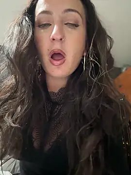 Snapshot of itsCassie chatting on 12-16-25, 08:47 itsCassie online show from 12-16-25, 08:47