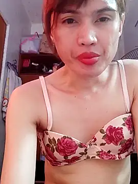 Snapshot of QueenSoreal chatting on 02-16-25, 04:42 QueenSoreal online show from 02-16-25, 04:42
