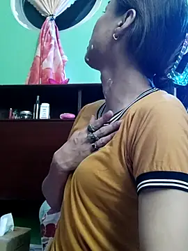 QueenSoreal online show from 10-29-25, 05:25