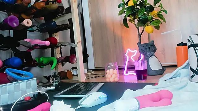 Snapshot of Anal_Queen_Mona chatting on 12-12-24, 09:04 Anal Queen Mona online show from 12-12-24, 09:04