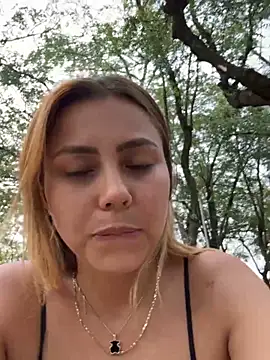 Snapshot of Brittanyrosexx chatting on 03-15-25, 08:21 Brittanyrosexx online show from 03-15-25, 08:21