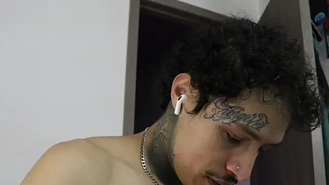 Snapshot of trieone chatting on 10-22-25, 01:39 trieone online show from 10-22-25, 01:39