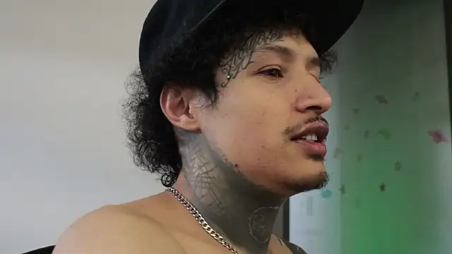 Snapshot of trieone chatting on 12-14-25, 08:13 trieone online show from 12-14-25, 08:13