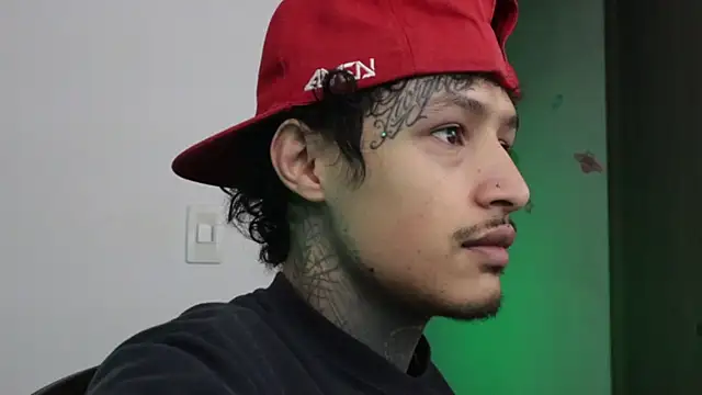 Snapshot of trieone chatting on 12-15-25, 10:52 trieone online show from 12-15-25, 10:52