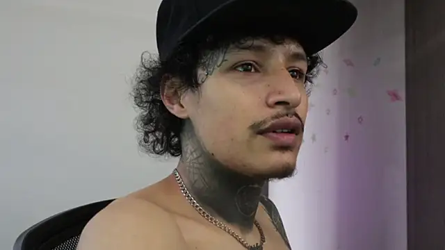 Snapshot of trieone chatting on 12-18-25, 03:40 trieone online show from 12-18-25, 03:40