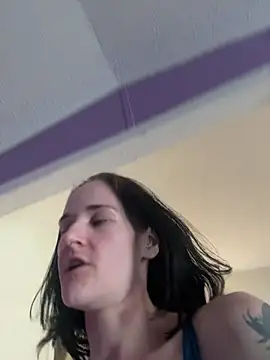 Snapshot of lolabunny9 chatting on 11-29-25, 04:32 lolabunny9 online show from 11-29-25, 04:32