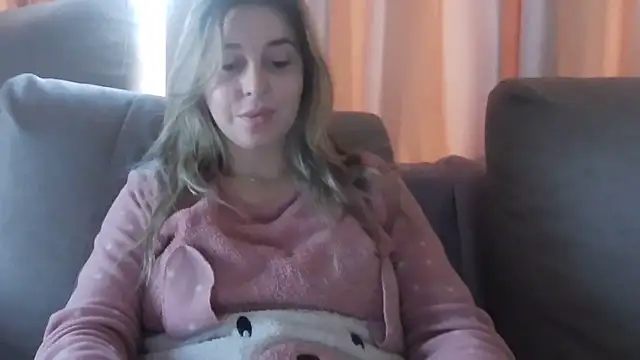 Snapshot of Aliss_Hottie chatting on 01-05-25, 12:21 Aliss Hottie online show from 01-05-25, 12:21