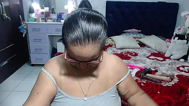Snapshot of pervert_mommy_ chatting on 06-16-26, 09:34 pervert mommy online show from 06-16-26, 09:34