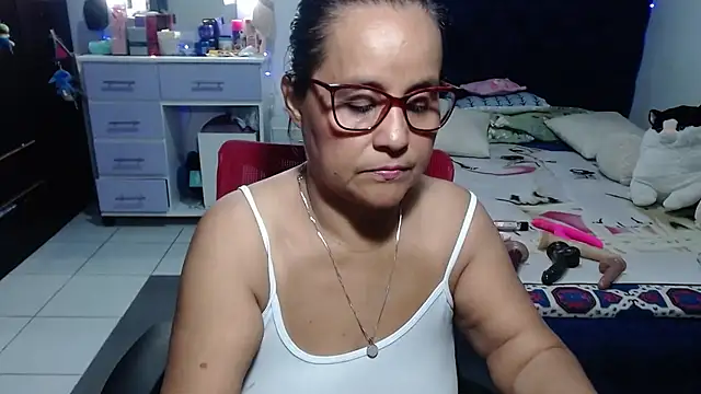 Snapshot of pervert_mommy_ chatting on 06-25-26, 09:47 pervert mommy online show from 06-25-26, 09:47