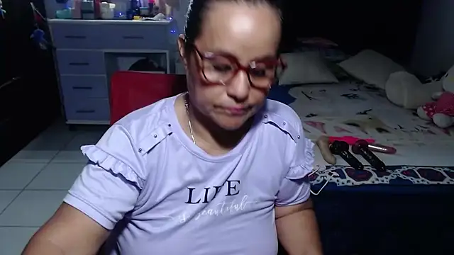 Snapshot of pervert_mommy_ chatting on 06-27-26, 10:42 pervert mommy online show from 06-27-26, 10:42